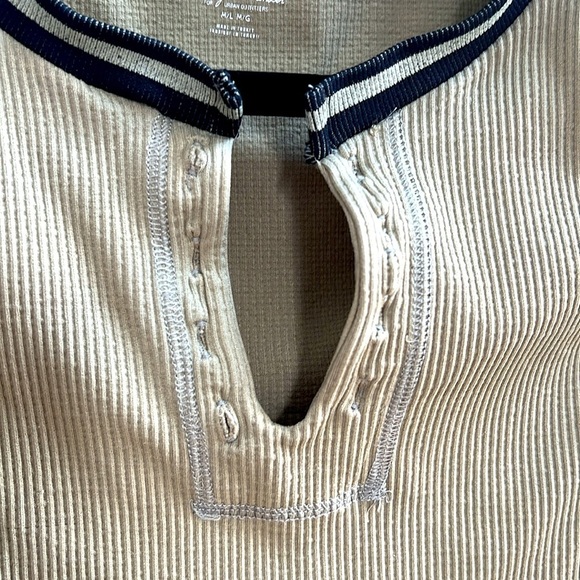 URBAN OUTFITTERS - GOLD CROP BABY TEE - SIZE M/L - Picture 4 of 4